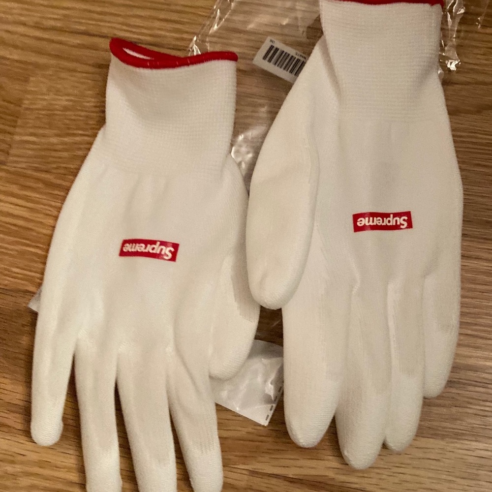 NWT supreme gloves - Picture 2 of 6
